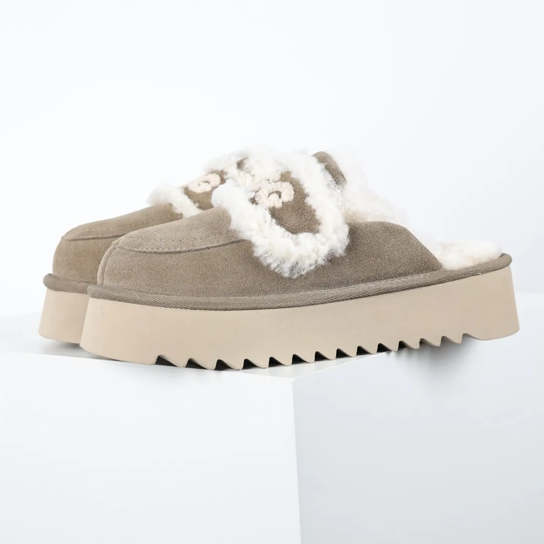Pick up locally 💰580 Core recommended good price It is a very suitable choice for home furnishings. In the new year, uug launched a series of styles, which are partial to the preferences of young consumers and have also moved to the forefront of fashion trends. Shoe body material: water-repellent coated suede upper, 17 mm UGGPURE™ implantable wool insole, lightweight non-slip and comfortable rubber outsole, with brand LOGO and trademark, with full packaging Size: 35 36 37 38 39 40